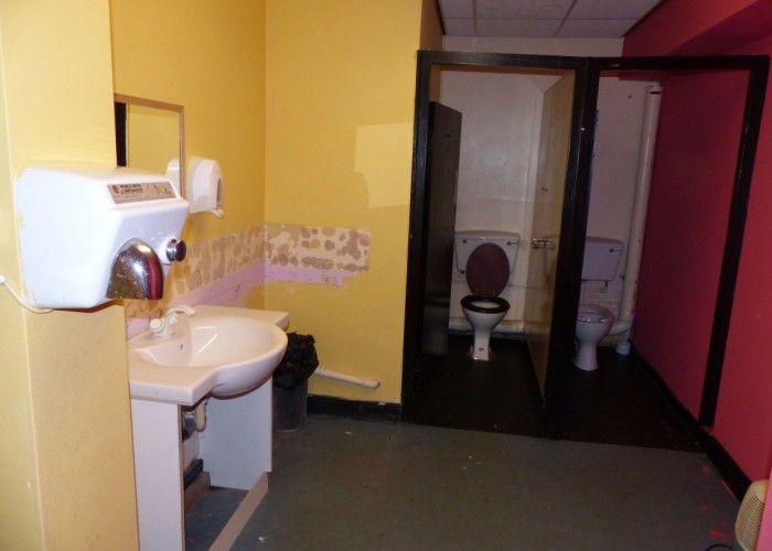 36. Toilet / Toilet Block