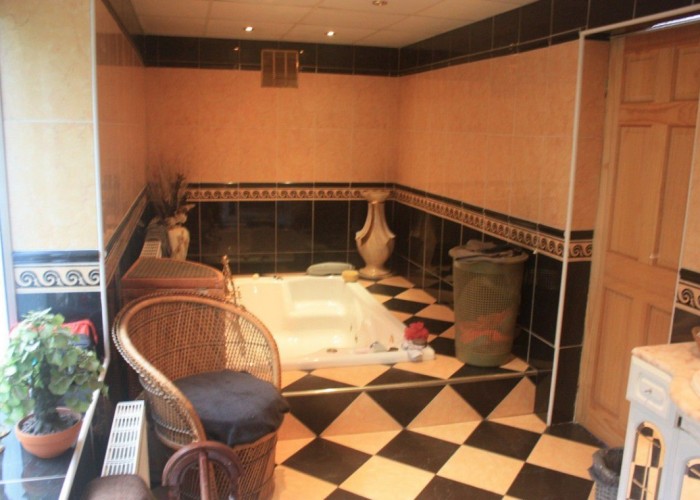 30. Bathroom (Large)