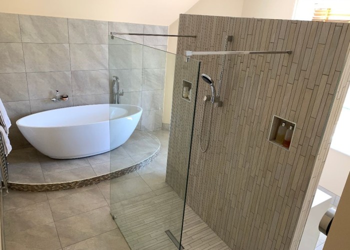 24. Bathroom (Large), Bathroom (Roll Top), Bathroom (Shower and bath)