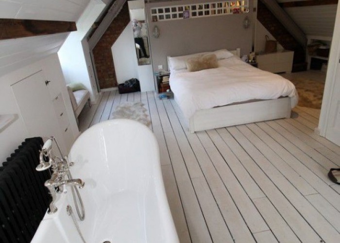 39. Bedroom (Double), Bathroom (Roll Top)