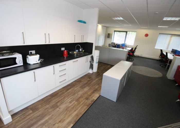 20. Kitchen (Cream or White units)