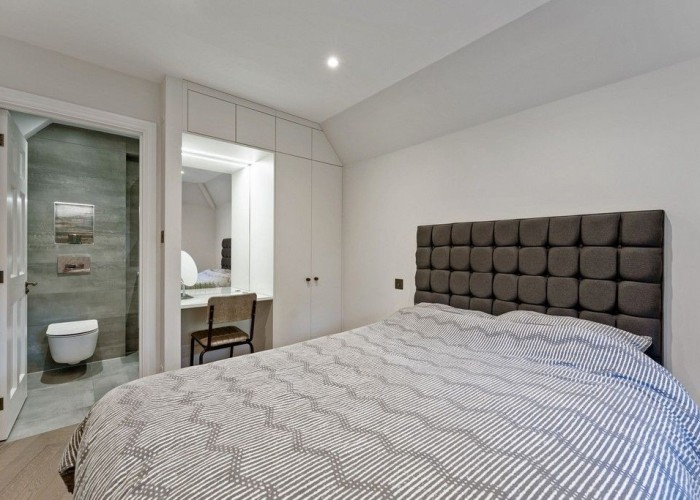 27. Bedroom (Master/En-Suite), Toilet