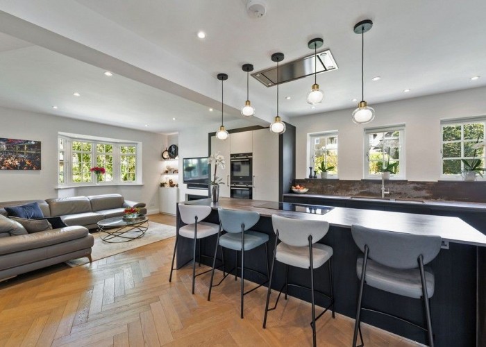 7. Kitchen (With Island), Kitchen (Coloured units), Kitchen (Modern), Kitchen (Electric/Induction Hob)