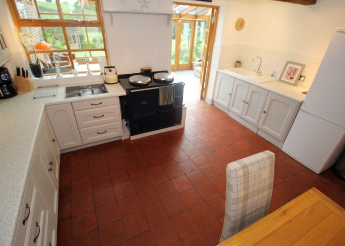 19. Kitchen (Cream or White units)