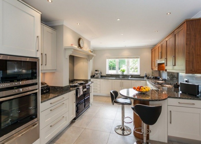 14. Kitchen (Cream or White units)