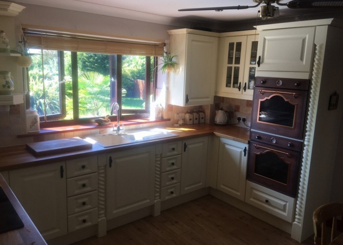 7. Kitchen (Cream or White units)