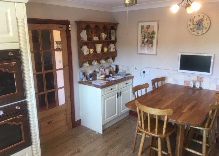 8. Kitchen (Cream or White units)