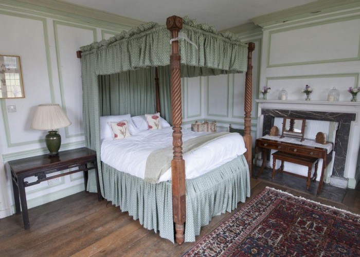 18. Bedroom (Master/En-Suite)