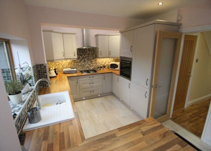 4. Kitchen (Coloured units)
