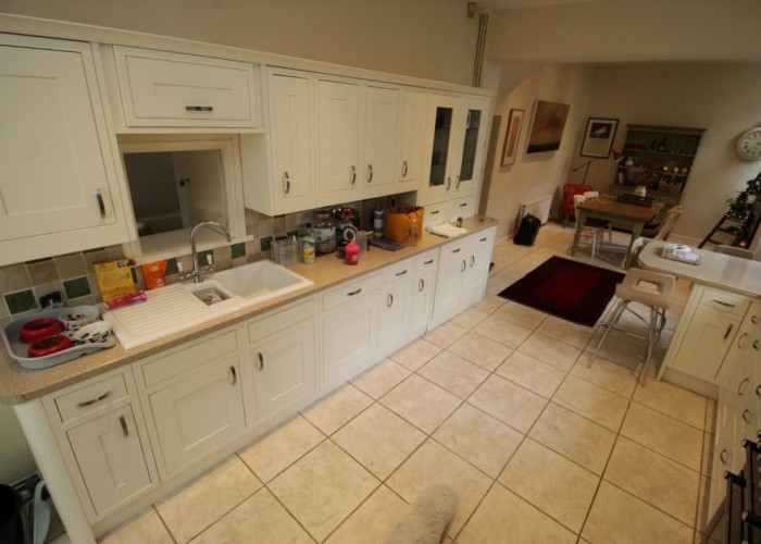 9. Kitchen (Cream or White units)