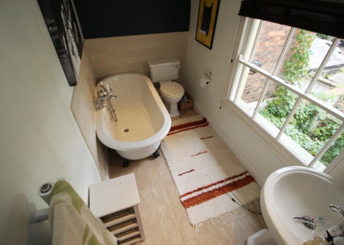 27. Bathroom (Roll Top)