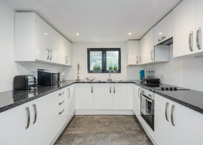 39. Kitchen (Cream or White units), Kitchen (3 Kitchens), Kitchen (Electric/Induction Hob)