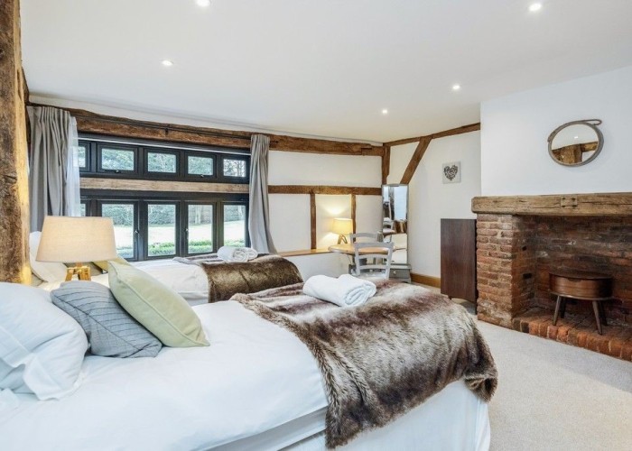 10. Bedroom (Twin Beds)