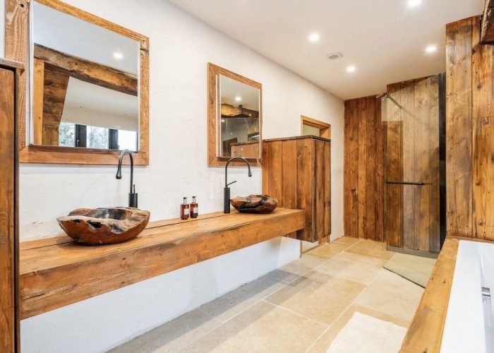 33. Bathroom (2 sinks)