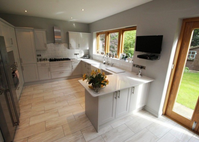 16. Kitchen (Cream or White units)