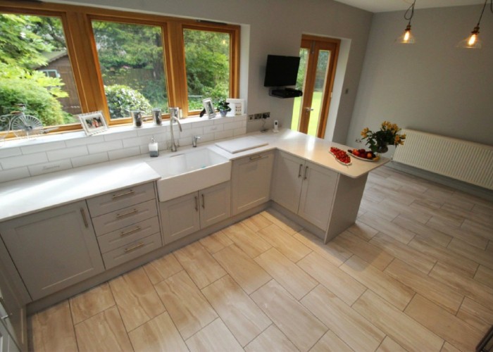 19. Kitchen (Cream or White units)