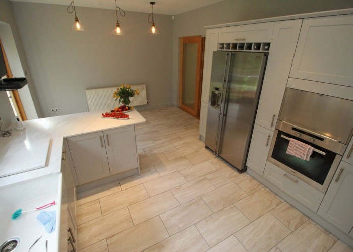 20. Kitchen (Cream or White units)