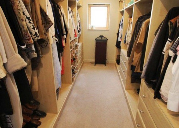 31. Walk-in Wardrobe