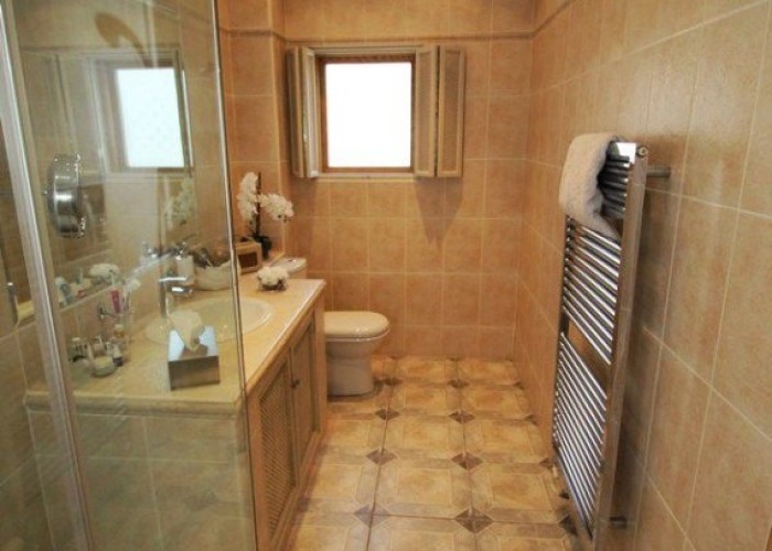 32. Shower Room