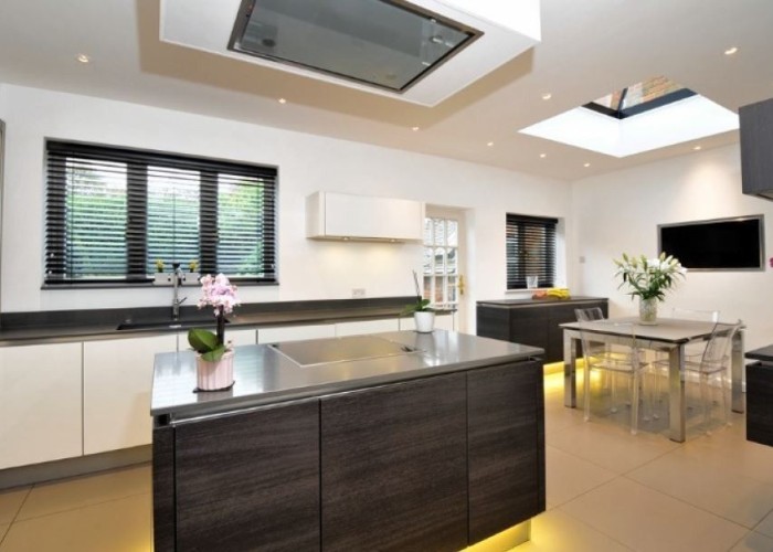 14. Kitchen (Cream or White units)