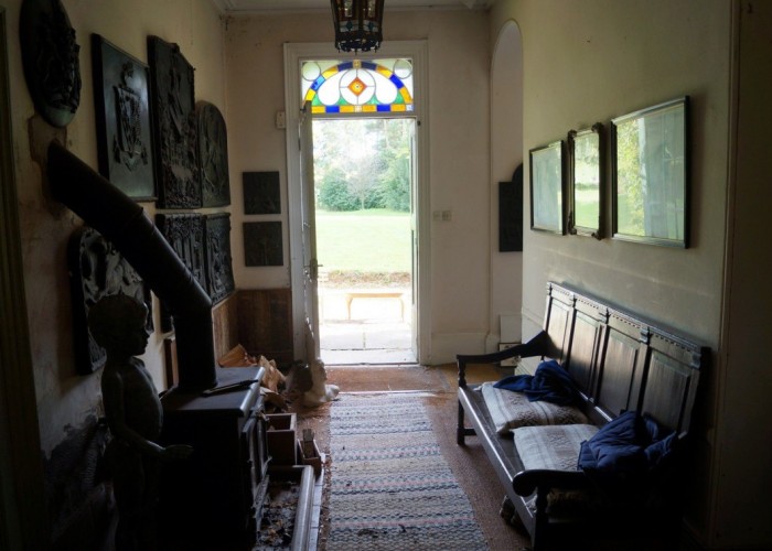 13. Hall