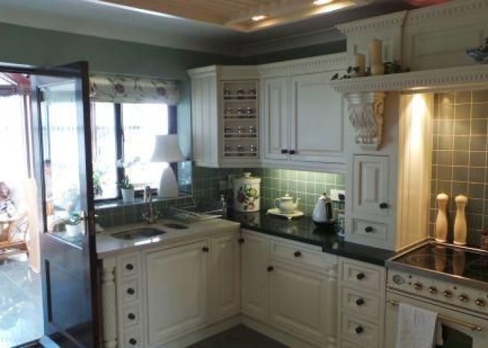 9. Kitchen (Cream or White units)