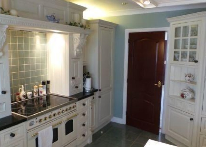 10. Kitchen (Cream or White units)