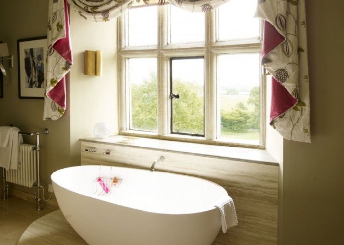 24. Bathroom (Roll Top)