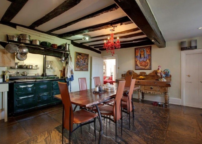 9. Kitchen (Cream or White units)