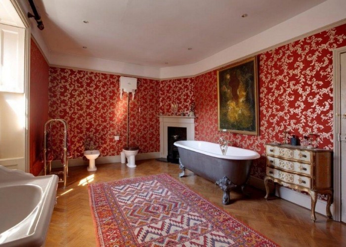 25. Bathroom (Roll Top)