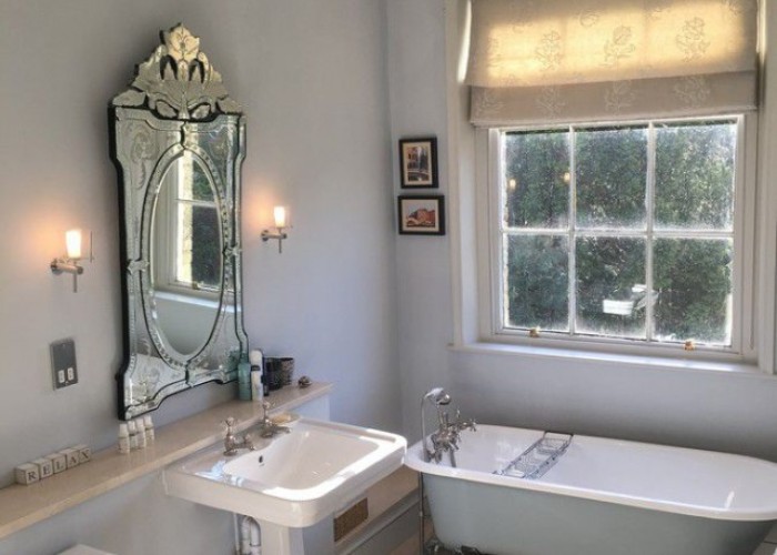 58. Bathroom (Roll Top)
