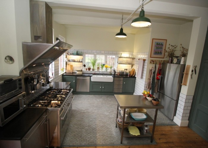6. Kitchen (Coloured units)