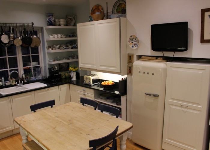 8. Kitchen (Cream or White units)