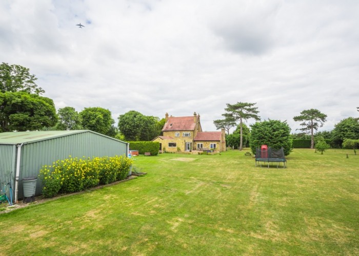 40. Garden (Rear, Large)