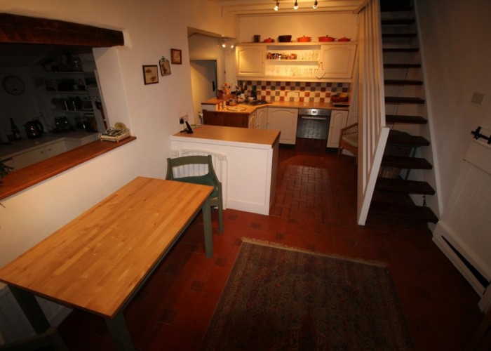 9. Kitchen (Cream or White units)