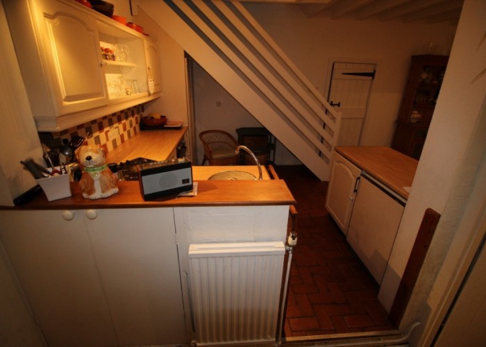 10. Kitchen (Cream or White units)