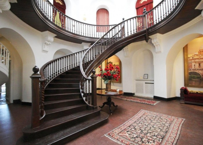 20. Stairway / Staircase, Staircase (Sweeping)