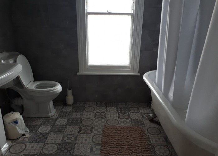 33. Bathroom (Roll Top)