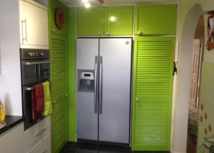 9. Kitchen (Cream or White units)