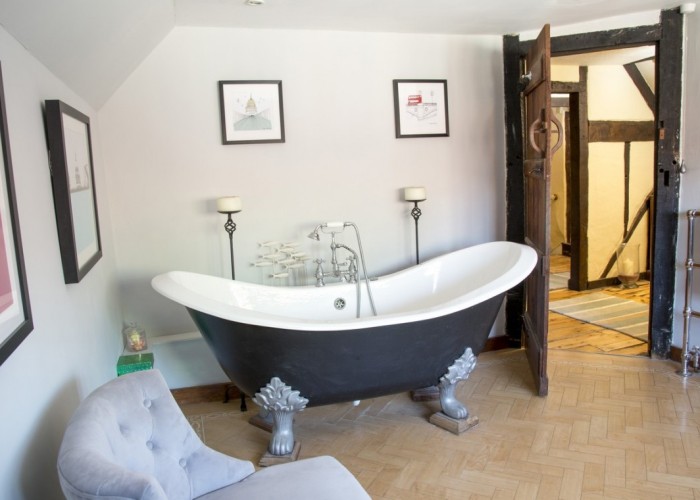 40. Bathroom (Roll Top)