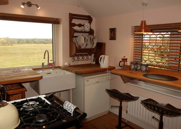7. Kitchen (Cream or White units)