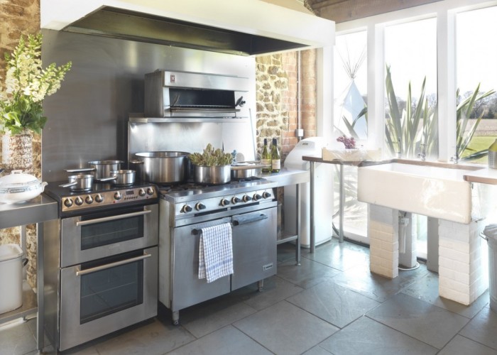 4. Kitchen (Rustic)
