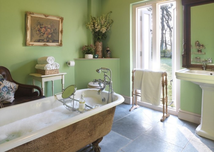 17. Bathroom (Roll Top)