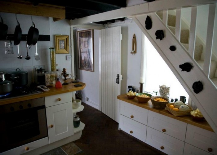 6. Kitchen (Cream or White units)