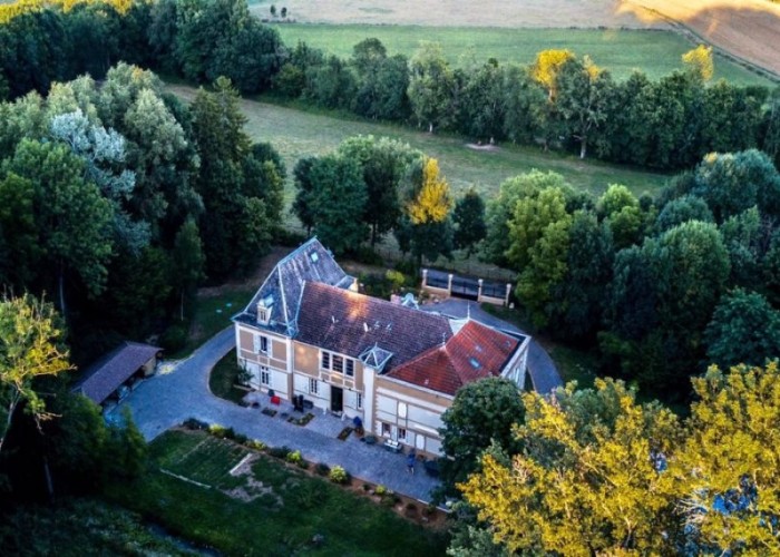 41. House / Cottage Exterior