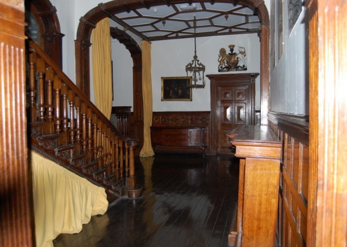 11. Hall