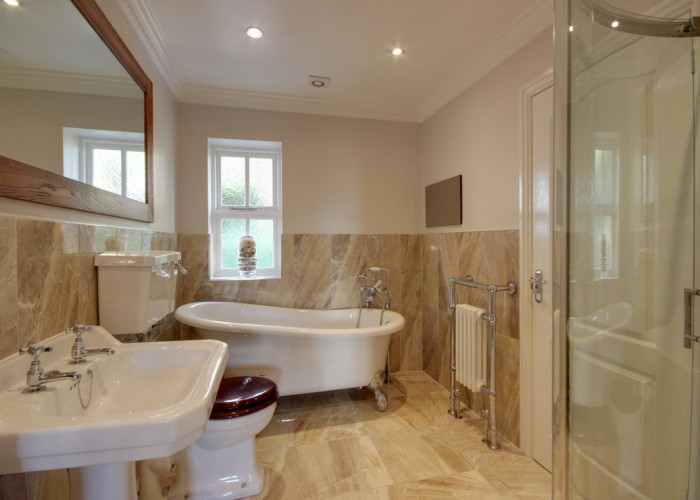 13. Bathroom (Roll Top)