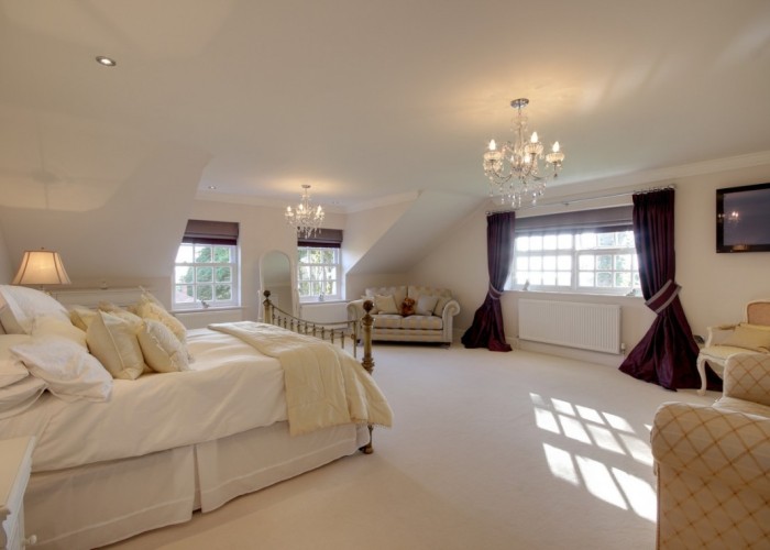 14. Bedroom (Master/En-Suite)