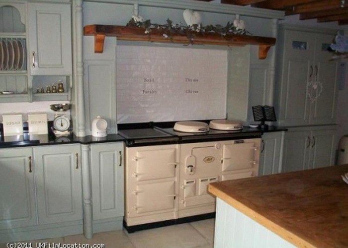 7. Kitchen (Coloured units)