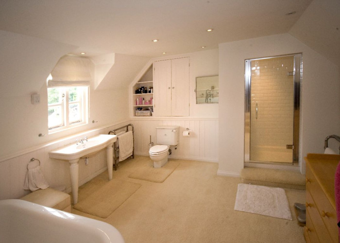 17. Bathroom (Large), Bathroom (Roll Top), Bathroom (Shower and bath)